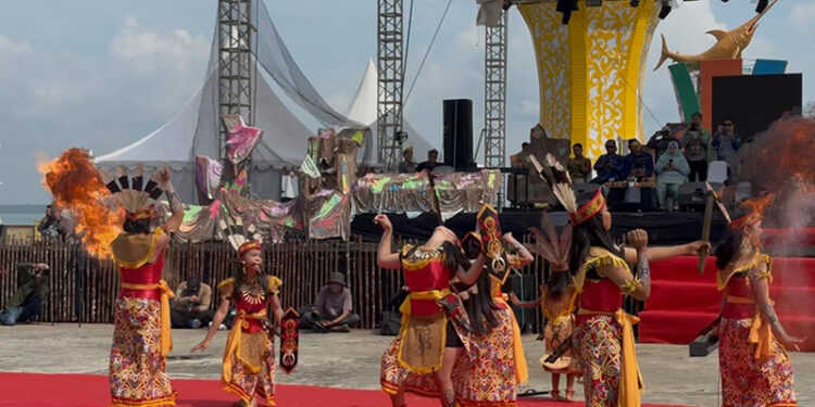 SUASANA pawai dan atraksi seni budaya, di Obyek Wisata Siring Laut, Sabtu (23/8).