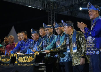 WAKIL Bupati Kotabaru Syairi Mukhlis, Staf Ahli Bidang Manajemen Krisis Kementerian Pariwisata dan Ekonomi Kreatif RI Fajar Hutomo, dan Staf Ahli Bidang Kemasyarakatan dan SDM Sulkan saat pembukaan FBS di kawasan wisata Siring Laut Kotabaru, Sabtu (23/8) malam.