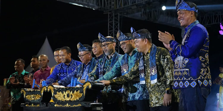 WAKIL Bupati Kotabaru Syairi Mukhlis, Staf Ahli Bidang Manajemen Krisis Kementerian Pariwisata dan Ekonomi Kreatif RI Fajar Hutomo, dan Staf Ahli Bidang Kemasyarakatan dan SDM Sulkan saat pembukaan FBS di kawasan wisata Siring Laut Kotabaru, Sabtu (23/8) malam.