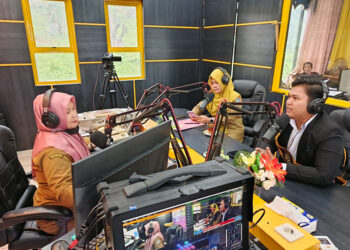 DP3AP2KB Kotabaru dan Duta GenRe Kalsel saat talkshow interaktif di Radio Gema Saijaan yang di pandu Kisnaniah, Selasa (26/8).