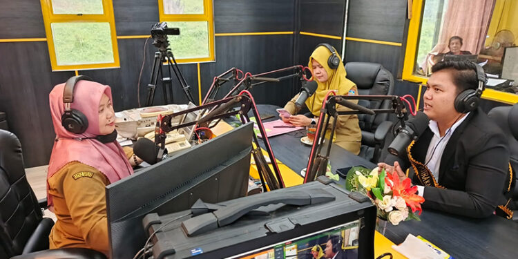 DP3AP2KB Kotabaru dan Duta GenRe Kalsel saat talkshow interaktif di Radio Gema Saijaan yang di pandu Kisnaniah, Selasa (26/8).