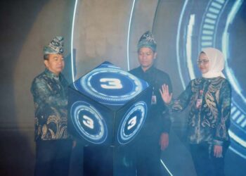 Sekdaprov Kalimantan Selatan, HM Syarifuddin bersama Plt Kepala Bappeda Provinsi Kalsel, Hj Galuh Tantri Narendra saat melaunching E-Optima Tanggung Jawab Sosial dan Lingkungan Perusahaan (TJSLP) atau CSR di Banjarmasin