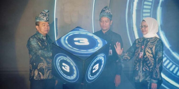 Sekdaprov Kalimantan Selatan, HM Syarifuddin bersama Plt Kepala Bappeda Provinsi Kalsel, Hj Galuh Tantri Narendra saat melaunching E-Optima Tanggung Jawab Sosial dan Lingkungan Perusahaan (TJSLP) atau CSR di Banjarmasin