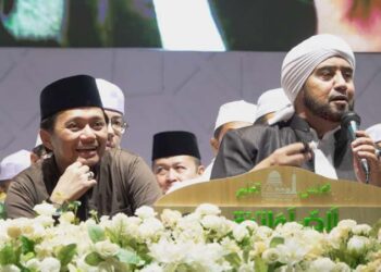 Wakil Gubernur (Wagub) Kalimantan Selatan, H Hasnuryadi Sulaiman saat menghadiri HSU Bershalawat bersama Habib Syech bin Abdul Qadir Assegaf di Amuntai