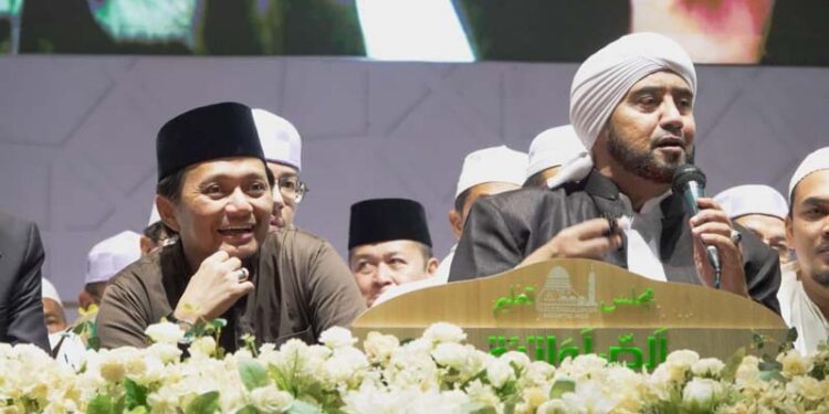 Wakil Gubernur (Wagub) Kalimantan Selatan, H Hasnuryadi Sulaiman saat menghadiri HSU Bershalawat bersama Habib Syech bin Abdul Qadir Assegaf di Amuntai