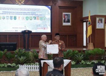 GUBERNUR Kalimantan Selatan H Muhidin bersama Kepala Badan Kepegawaian Nasional (BKN), Prof Zudan Arif Fakrulloh menandatangani komitmen rencana penetapan manajemen talenda di Kalsel.