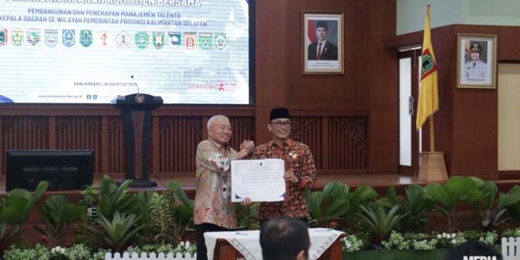 GUBERNUR Kalimantan Selatan H Muhidin bersama Kepala Badan Kepegawaian Nasional (BKN), Prof Zudan Arif Fakrulloh menandatangani komitmen rencana penetapan manajemen talenda di Kalsel.