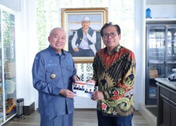 GUBERNUR Kalimantan Selatan H Muhidin saat menerima kenang-kenangan dari Dubes RI untuk Kazakhstan dan Tajikistan, Dr Mochammad Fadjroel Rachman.