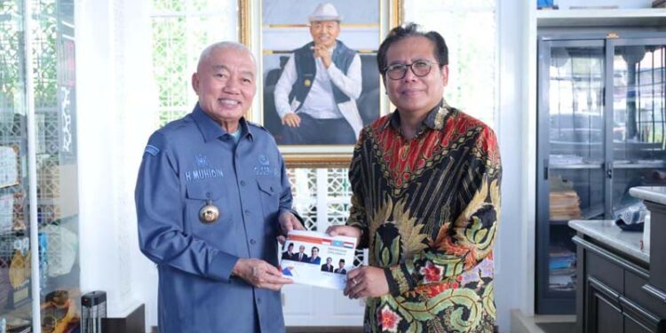 GUBERNUR Kalimantan Selatan H Muhidin saat menerima kenang-kenangan dari Dubes RI untuk Kazakhstan dan Tajikistan, Dr Mochammad Fadjroel Rachman.