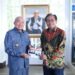 GUBERNUR Kalimantan Selatan H Muhidin saat menerima kenang-kenangan dari Dubes RI untuk Kazakhstan dan Tajikistan, Dr Mochammad Fadjroel Rachman.