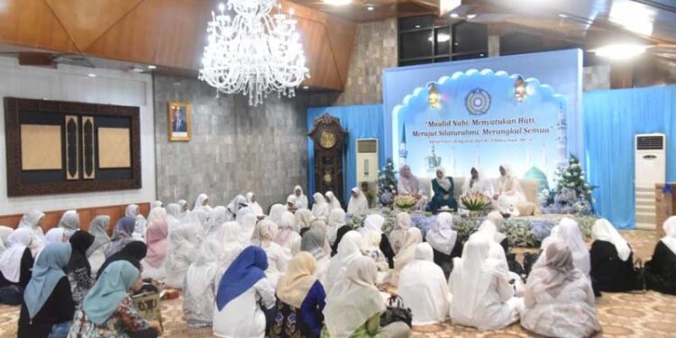 Ketua Tim Penggerak PKK Provinsi Kalimantan Selatan, Hj Fathul Jannah saat menghadiri peringatan Maulid Nabi Muhammad SAW 1447 hijriyah di Kediaman Gubernur Kalsel di Banjarmasin