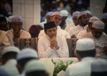 Wakil Gubernur (Wagub) Kalimantan Selatan, H Hasnuryadi Sulaiman saat menghadiri haul ke-19 KH Abdussyukur bin Badrun, Pimpinan ke-8 Pondok Pesantren Darussalam Martapura, di Kubah KH Anang Sya’rani Arif, Kampung Melayu Tengah, Martapura, Kabupaten Banjar