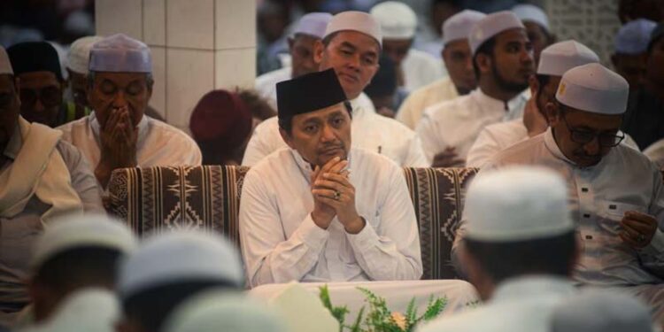 Wakil Gubernur (Wagub) Kalimantan Selatan, H Hasnuryadi Sulaiman saat menghadiri haul ke-19 KH Abdussyukur bin Badrun, Pimpinan ke-8 Pondok Pesantren Darussalam Martapura, di Kubah KH Anang Sya’rani Arif, Kampung Melayu Tengah, Martapura, Kabupaten Banjar