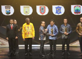 Plt Asisten Bidang Pemerintahan dan Kesra Setdaprov Kalimantan Selatan, Dr HM Muslim mewakili Gubernur Kalsel menerima penghargaan pada ajang Pemimpin Daerah Awards 2025