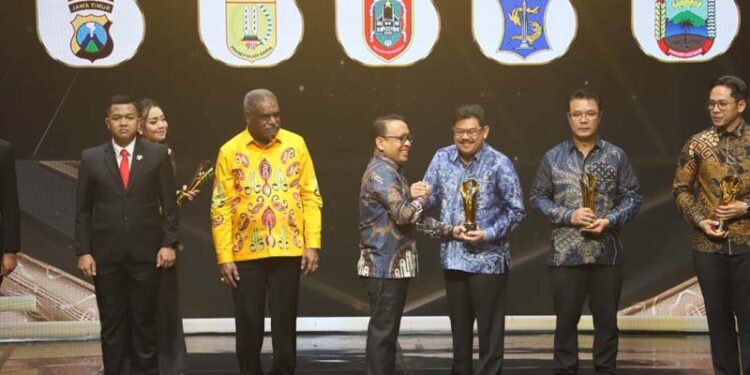 Plt Asisten Bidang Pemerintahan dan Kesra Setdaprov Kalimantan Selatan, Dr HM Muslim mewakili Gubernur Kalsel menerima penghargaan pada ajang Pemimpin Daerah Awards 2025