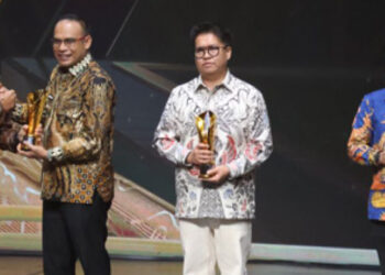 MENDAGRI Tito Karnavian saat menyerahkan Penghargaan Pemimpin Daerah Inovasi Bidang Pendidikan, beberapa waktu lalu.