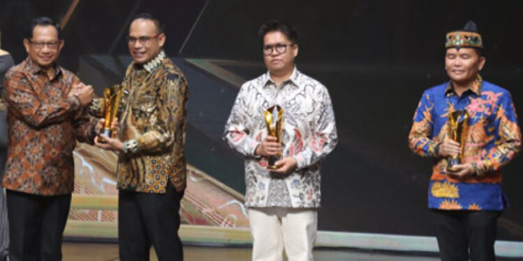 MENDAGRI Tito Karnavian saat menyerahkan Penghargaan Pemimpin Daerah Inovasi Bidang Pendidikan, beberapa waktu lalu.