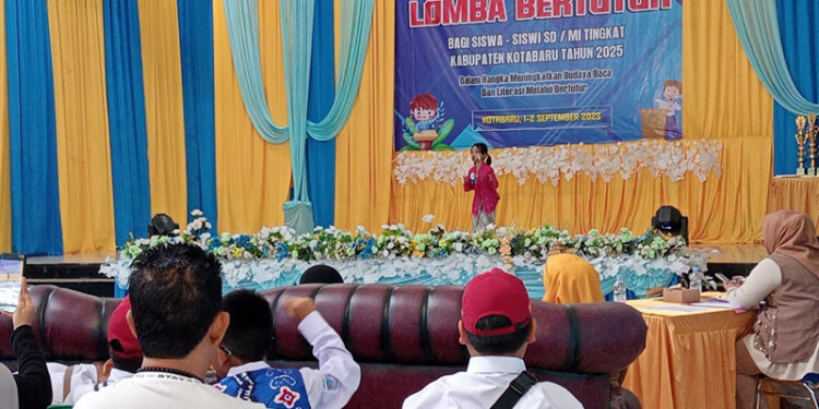 SALAH satu peserta saat bercerita pada Lomba Bertutur Tingkat SD/MI, Senin (1/9).