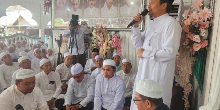 Wakil Gubernur (Wagub) Kalimantan Selatan, H Hasnuryadi Sulaiman saat menyampaikan sambutan pada peringatan Haul jami Wali Lima di Desa Tunggul Irang Seberang, Kabupaten Banjar