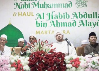 Wakil Gubernur (Wagub) Kalimantan Selatan, H Hasnuryadi Sulaiman (paling kanan) ketika menghadiri peringatan Maulid Nabi Muhammad SAW 1447 hijriyah dan haul ke-15 Habib Abdullah bin Ahmad Alaydrus di Majelis Ahklakul Mustofa, Kampung Melayu, Kabupaten Banjar