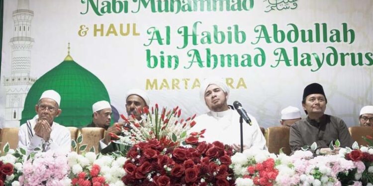 Wakil Gubernur (Wagub) Kalimantan Selatan, H Hasnuryadi Sulaiman (paling kanan) ketika menghadiri peringatan Maulid Nabi Muhammad SAW 1447 hijriyah dan haul ke-15 Habib Abdullah bin Ahmad Alaydrus di Majelis Ahklakul Mustofa, Kampung Melayu, Kabupaten Banjar