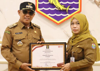 BUPATI Kotabaru Muhammad Rusli saat menerima penghargaan dari Kemenkum Kalsel, Senin (1/9).