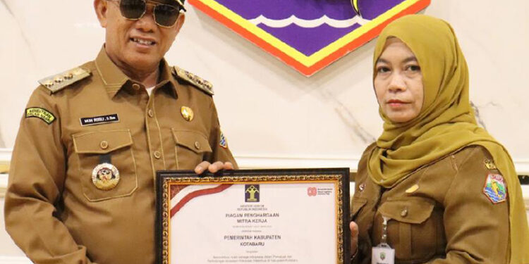 BUPATI Kotabaru Muhammad Rusli saat menerima penghargaan dari Kemenkum Kalsel, Senin (1/9).