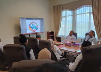 SUASANA rapat pembahasan implementasi strategi transformasi tata kelola isu publik berbasis media sosial di Kotabaru, Rabu (3/9).