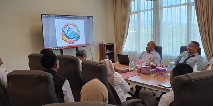 SUASANA rapat pembahasan implementasi strategi transformasi tata kelola isu publik berbasis media sosial di Kotabaru, Rabu (3/9).