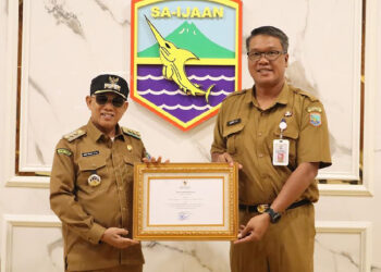 KADIS Pariwisata, Pemuda dan Olahraga Sonny Tua Halomoan saat menyerahkan piagam nasional dari Kemenparekraf RI kepada Bupati Kotabaru Muhammad Rusli, Senin (1/9).