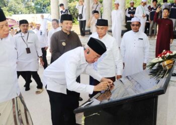 Gubernur dan Wagub Resmikan Dua Masjid di Tanah Laut