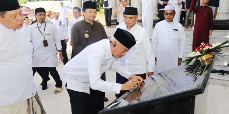 Gubernur dan Wagub Resmikan Dua Masjid di Tanah Laut