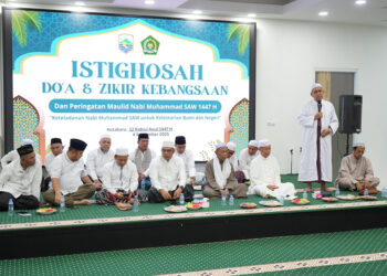 SUASANA kegiatan istighasah, doa dan dzikir kebangsaan sekaligus Peringatan Maulid Nabi Muhammad SAW 1447 H di Masjid Apung Siring Laut Kotabaru, Kamis (4/9) sore.
