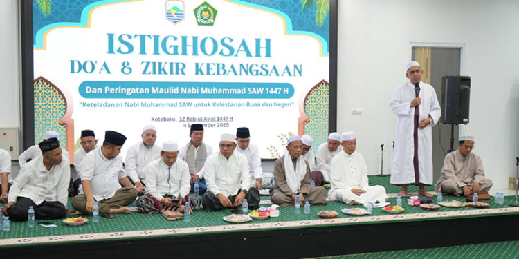 SUASANA kegiatan istighasah, doa dan dzikir kebangsaan sekaligus Peringatan Maulid Nabi Muhammad SAW 1447 H di Masjid Apung Siring Laut Kotabaru, Kamis (4/9) sore.