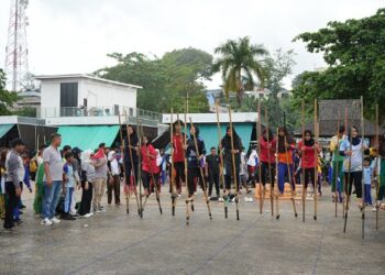 WAKIL Bupati Kotabaru Syairi Mukhlis saat melepas start peserta olahraga enggrang di Obyek Wisata Siring Laut, Sabtu (6/9).
