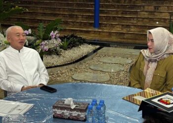 Gubernur Kalimantan Selatan, H Muhidin saat menerima kunjungan Ketua KPU Provinsi Kalsel, Andi Tenri Sompa di kediaman pribadinya di Banjarmasin