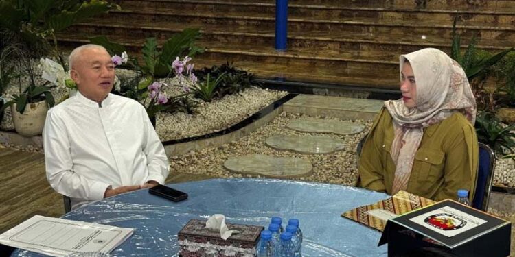 Gubernur Kalimantan Selatan, H Muhidin saat menerima kunjungan Ketua KPU Provinsi Kalsel, Andi Tenri Sompa di kediaman pribadinya di Banjarmasin