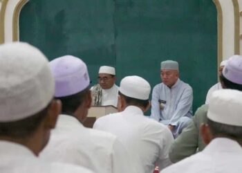 Gubernur Kalimantan Selatan, H Muhidin ketika mengikuti peringatan Maulid Nabi Muhammad SAW di Masjid Bustanul Muhibbin, Alalak, Kabupaten Barito Kuala (Batola) bersama KH Muhammad Bakhiet AM (Guru Bakhiet)