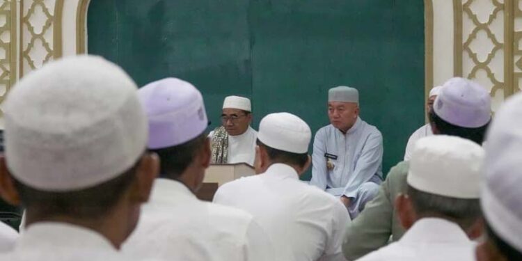 Gubernur Kalimantan Selatan, H Muhidin ketika mengikuti peringatan Maulid Nabi Muhammad SAW di Masjid Bustanul Muhibbin, Alalak, Kabupaten Barito Kuala (Batola) bersama KH Muhammad Bakhiet AM (Guru Bakhiet)