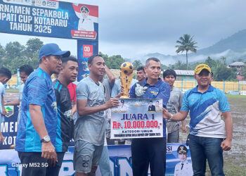 TIM Surya Samudra FC saat menerima tropi juara Turnamen Sepak Bola Bupati Cup 2025 di Stadion Bamega Kotabaru, Senin (8/9).