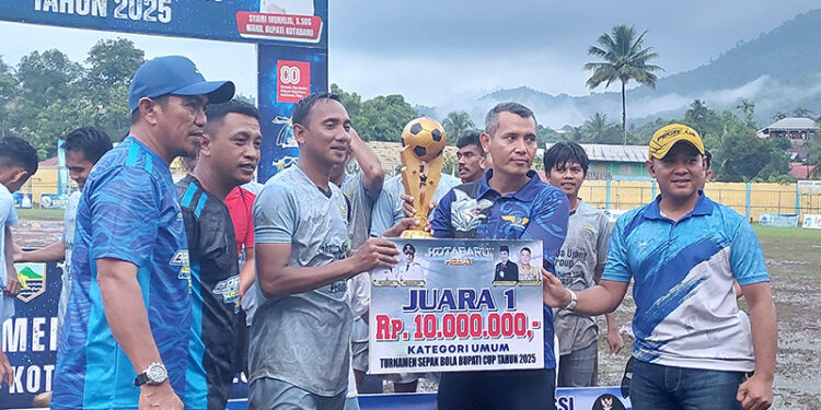 TIM Surya Samudra FC saat menerima tropi juara Turnamen Sepak Bola Bupati Cup 2025 di Stadion Bamega Kotabaru, Senin (8/9).