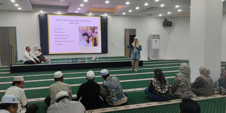 SUASANA silaturahmi antara BSI Kotabaru dengan para nasabah pensiunan di Masjid Apung Siring Laut, Selasa (9/9).