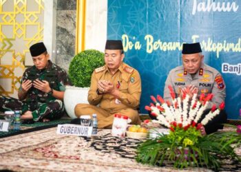 Sekdaprov Kalimantan Selatan, HM Syarifuddin (tengah) saat menghadiri peringatan Maulid Nabi Muhammad SAW di Mapolda Kalsel di Banjarbaru, tampak sisi kanan Kapolda Kalsel, Irjen Pol Rosyanto Yudha Hermawan dan sisi kiri Danrem 101 Antasari, Brigjen TNI Ilham Yunus