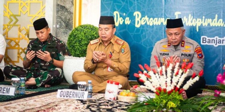 Sekdaprov Kalimantan Selatan, HM Syarifuddin (tengah) saat menghadiri peringatan Maulid Nabi Muhammad SAW di Mapolda Kalsel di Banjarbaru, tampak sisi kanan Kapolda Kalsel, Irjen Pol Rosyanto Yudha Hermawan dan sisi kiri Danrem 101 Antasari, Brigjen TNI Ilham Yunus