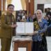 Bunda PAUD Provinsi Kalimantan Selatan, Hj Fathul Jannah saat menyerahkan nota kesepahaman terkait “Percepatan Kepemilikan Kartu Identitas Anak (KIA) bagi Anak Usia Dini pada Plt Kepala Dinas Kependudukan Pencatatan Sipil Provinsi Kalsel, Thaufik Hidayat