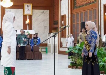 Bunda PAUD Provinsi Kalimantan Selatan, Hj Fathul Jannah Muhidin ketika mengukuhkan Hj Erna Lisa Halaby sebagai Bunda PAUD Kota Banjarbaru