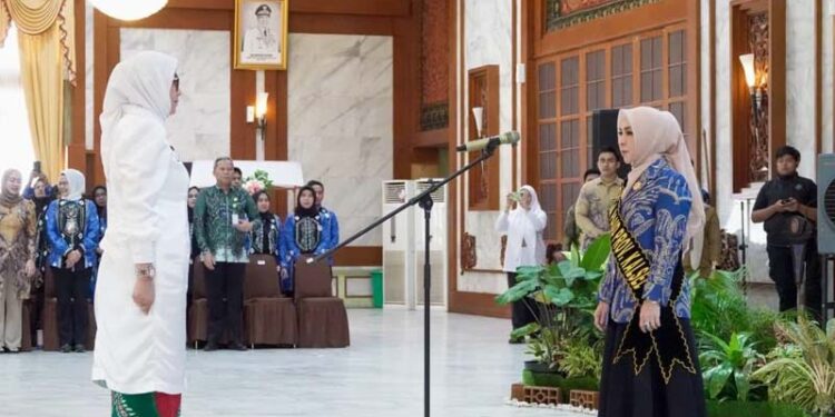 Bunda PAUD Provinsi Kalimantan Selatan, Hj Fathul Jannah Muhidin ketika mengukuhkan Hj Erna Lisa Halaby sebagai Bunda PAUD Kota Banjarbaru