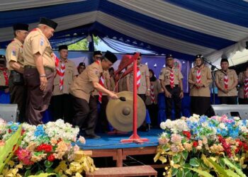Staf Ahli Gubernur Bidang Pemerintahan, Hukum dan Politik, Adi Santoso, SSos, MSi memukul gong sebagaim tanda dibukanya jambore daerah (Jamda) pramuka Kalsel tahun 2025 di Banjarbaru