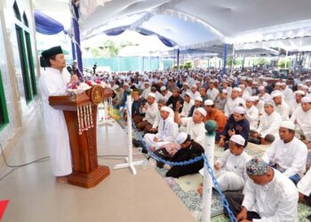 WAGUB Kalsel Hasnuryadi saat memberikan sambutan pada Haul ke-13 KH Ahmad Bakeri, Minggu (14/9).