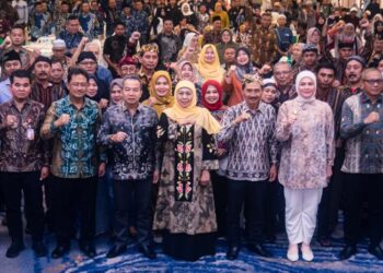 Sekdaprov Kalimantan Selatan, HM Syarifuddin, MPd dan Gubernur Jatim, Hj Khofifah Indar Parawansa berfoto bersama warga Kalsel asal Jatim disela silaturrahmi dan misi dagang antara pelaku usaha kedua daerah